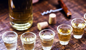 As cachaças não são todas iguais e carregam particularidades únicas (Imagem: RHJPhtotos | Shutterstock)