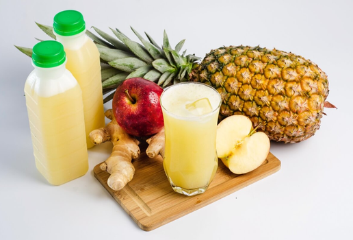 Suco de abacaxi, gengibre e maçã (Imagem: dumpstock | Shutterstock)