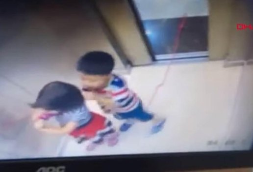 Menina salva irmao de 5 anos de ser enforcado em elevador