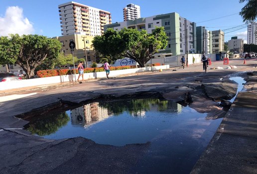 Vazamento de água transformou a cratera em uma imensa piscina