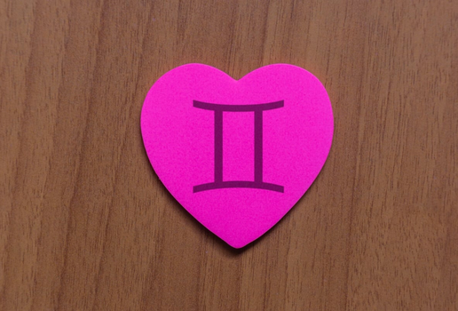 Gêmeos gosta de se relacionar com quem entende a necessidade que ele tem de se sentir livre (Imagem: Photography FC | Shutterstock)