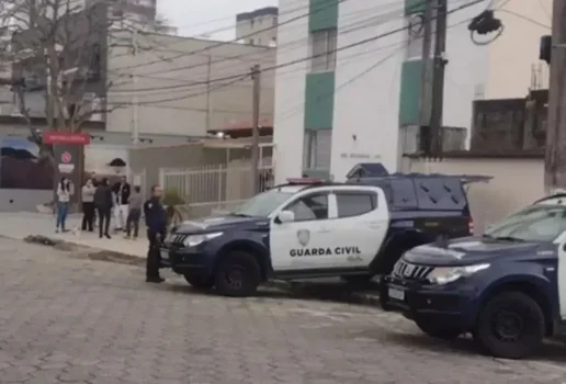 Mulher mata o pai com 20 facadas e e presa apos andar nua em Itanhaem