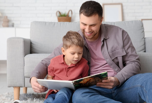 Ler juntos pode abrir espaço para conversas, risadas e acolhimento (Imagem: Pixel-Shot | Shutterstock)