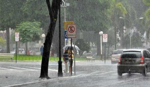 Primeiras horas da manhã contaram com chuvas isoladas em pontos da cidade