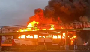 Onibus mancha azul incendiado em emboscada 27