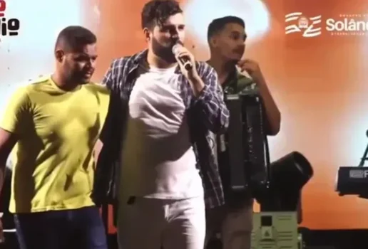 Cantor que recebeu no palco suspeito de matar ex namorada revela tristeza