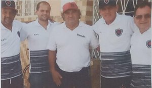 Lula (ao centro) foi goleiro do Belo