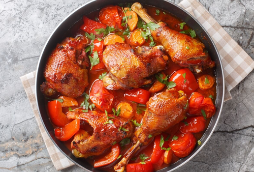 Galinha ensopada no molho de tomate (Imagem: Sergii Koval | Shutterstock)