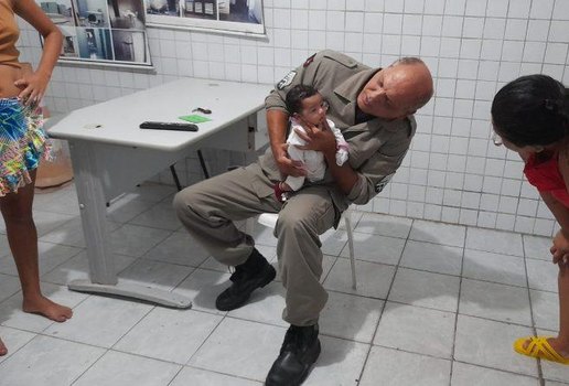 Policia Militar salva crianca que quase morre engasgada com leite materno em Joao Pessoa