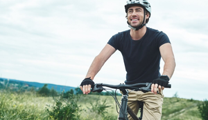 Andar de bicicleta melhora a saúde cardiovascular e ajuda a fortalecer os músculos (Imagem: Friends Stock | Shutterstock)