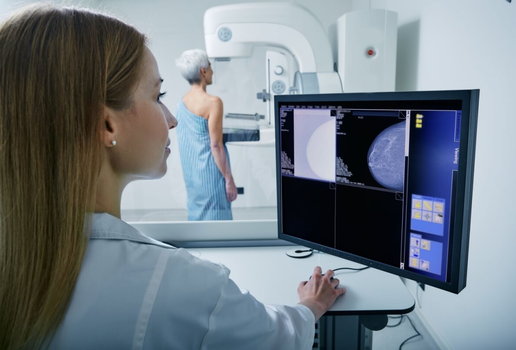 A mamografia é um exame fundamental para a saúde da mulher (Imagem: Peakstock | Shutterstock)