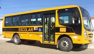 Ônibus fazia o transporte de aproximadamente 60 estudantes