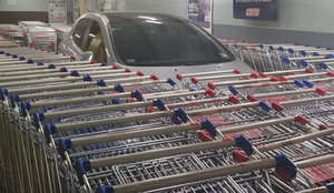 VEICULO RODEADO POR CARRINHOS DE SUPERMERCADO 13 09