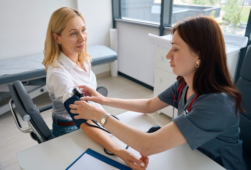 O cuidado contínuo com a saúde é o primeiro passo para prevenir doenças crônicas (Imagem: YAKOBCHUK VIACHESLAV | Shutterstock)