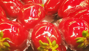 Higienizar a fruta antes de fazer morango do amor evita contaminação e riscos à saúde (Imagem: Divulgação | Elemara Duarte)