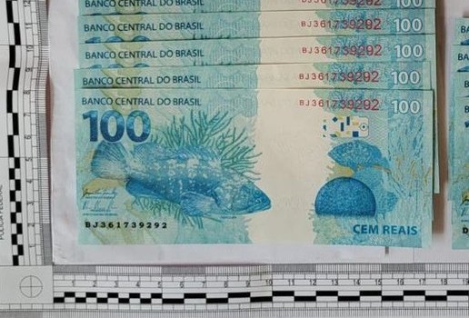 Homem estava com 10 notas falsas de R$ 100