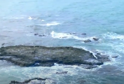 Turismo: sereia nas pedras é atrativo na Praia de Carapibus, na Paraíba