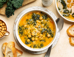 Sopa de grão-de-bico com couve e legumes (Imagem: OlgaBombologna | Shutterstock)