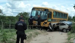 Colisão entre carro e ônibus escolar deixa feridos na Paraíba