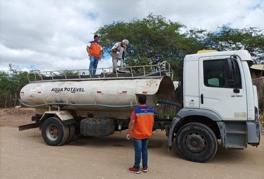 Distribuição de água garante acesso dos moradores de áreas rurais à água tratada em tempos de estiagem