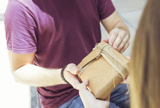 Homem dando de presente