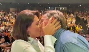 Bolsonaro beija esposa em evento
