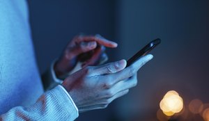 Vista lateral homem usando smartphone