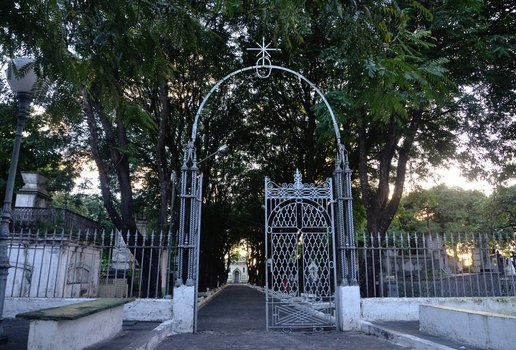 De acordo com a prefeitura, o número de visitantes aos cemitérios públicos triplica por causa da data