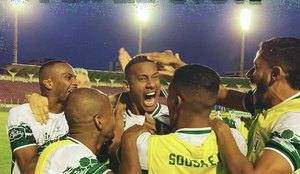 Jogadores do Sousa comemorando resultado.