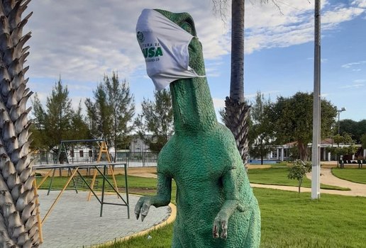 Esculturas de dinossauros ganham máscaras para conscientização da população