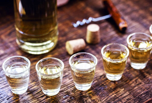 As cachaças não são todas iguais e carregam particularidades únicas (Imagem: RHJPhtotos | Shutterstock)