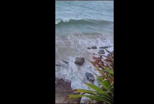 Bombeiros resgatam adolescentes que ficaram ilhadas em praia da Paraíba