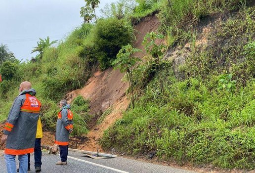 O trecho do km 19 está interditado parcialmente.