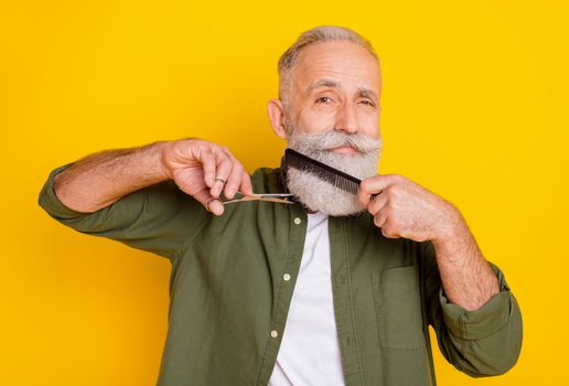 As barbas grisalhas precisam de cuidados constantes para permanecerem saudáveis (Imagem: Roman Samborskyi | Shutterstock)