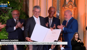 Chico Buarque recebe Prêmio Camões das mãos do presidente Luiz Inácio Lula da Silva.