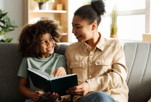 Os livros ajudam as crianças a compreenderem suas emoções e a encontrarem maneiras de se expressar (Imagem: AYO Production | Shutterstock)