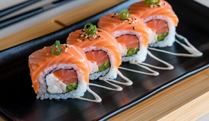 Sushi com salmão e cream cheese (Imagem: Food is Love | Shutterstock)
