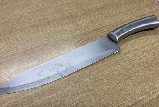 Homem usou faca para ameaçar familiares da delegada