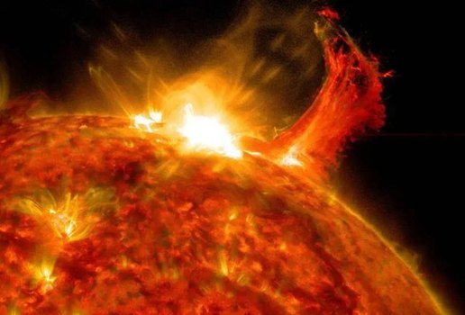 Imagem capturada em 2014 pela Solar Dynamics Observatory da NASA que mostra uma explosao solar Fenomeno e o flash brilhante de luz no topo do sol SDO Nasa 1 7e8a691ab2 Easy Resize com