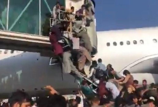 Desesperadas, pessoas tentam embarcar nas aeronaves