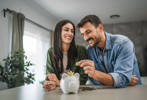 A saúde financeira é essencial para um bom relacionamento (Imagem: Miljan Zivkovic | Shutterstock)
