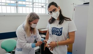 Joinville aplica vacina contra a covid perto do glúteo