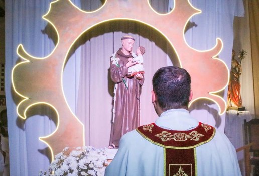 Católicos celebram dia de Santo Antônio nesta terça (13)