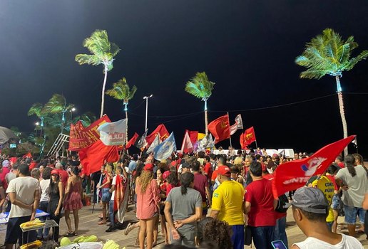 Ato reúne manifestantes a favor da democracia em João Pessoa
