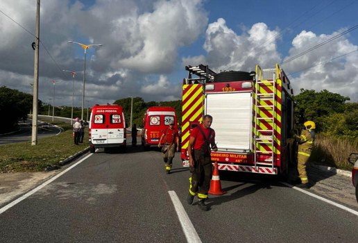 Equipes do Corpo de Bombeiros e Samu foram acionadas ao local do acidente