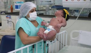 Super bebê nasce com 7 quilos e surpreende médicos