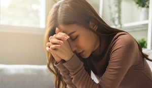 As novenas remontam à tradição cristã e têm como objetivo pedir uma graça especial (Imagem: Kmpzzz | Shutterstock)