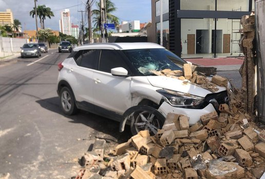 Carro ficou com a frente destruída após acidente