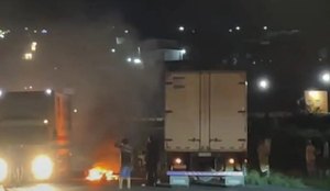 Acidente entre moto e caminhão deixa dois mortos na Paraíba