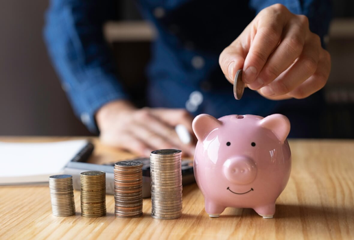 Manter o essencial com equilíbrio e propósito é a chave para economizar e fazer o dinheiro render (Imagem: CrizzyStudio | Shutterstock)